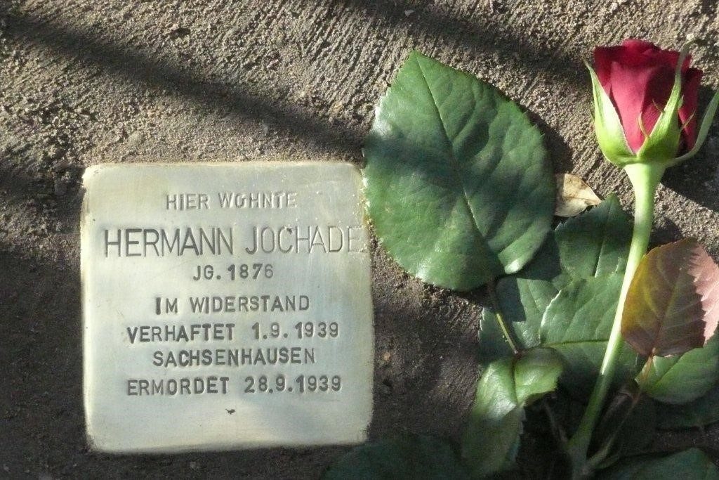 Stolperstein für Hermann Jochade am Tag seiner Verlegung