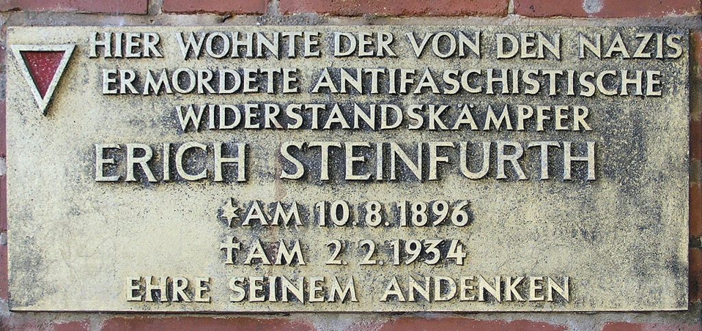 Gedenktafel, die in Erinnerung an Erich Steinfurth an seinem letzten Wohnhaus angebracht ist