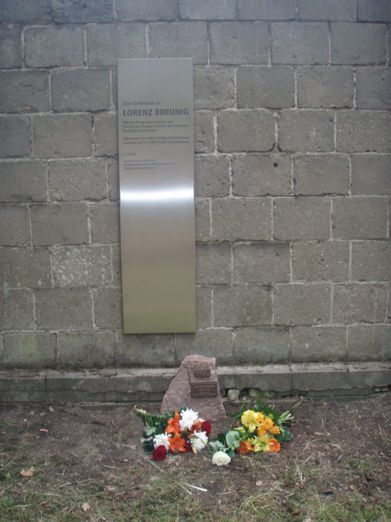 Gedenktafel für Lorenz Breunig in der Gedenkstätte des KZ Sachsenhausen am Tag der Einweihung