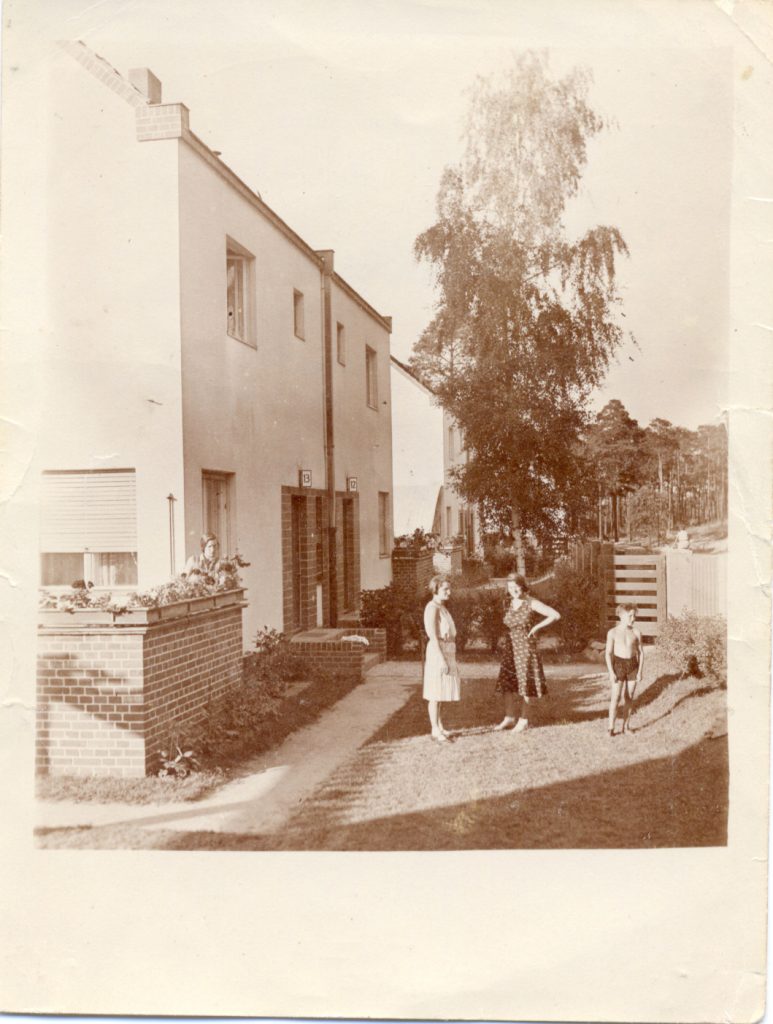 Kinder von Lorenz Breunig vor dem Haus Nr. 13 in der Ruhlebener Gewerkschaftssiedlung im Brombeerweg