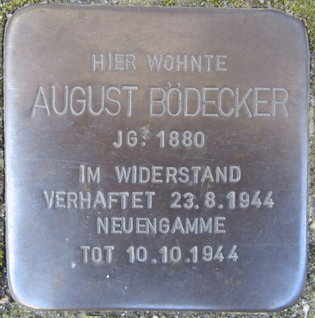 Im Gedenken an August Bödecker verlegter Stolperstein in Lehrte, Hermann-Löhns-Straße 12