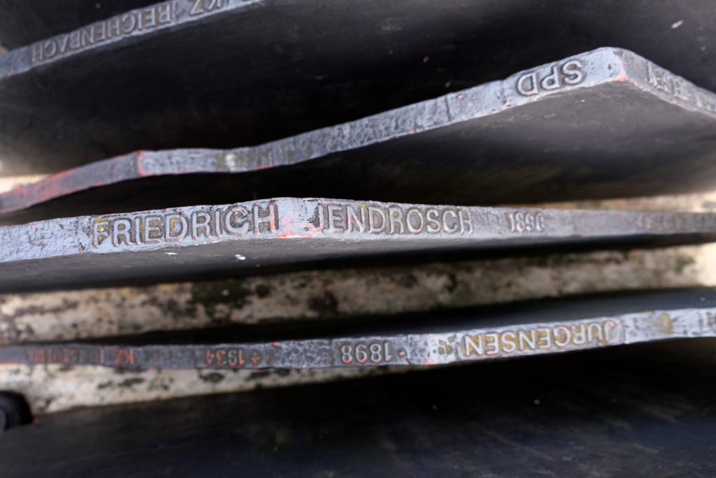 Gedenkplatte für Friedrich Jendrosch vor dem Berliner Reichstag