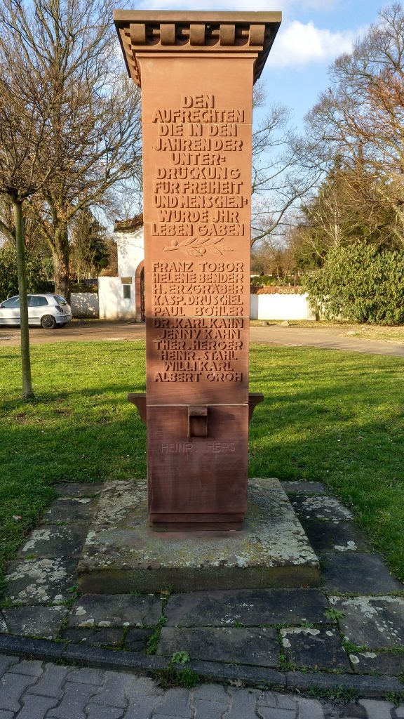 Gedenksäule vor dem Friedhof von Frankfurt-Nied, darauf auch der Name von Karl Kahn