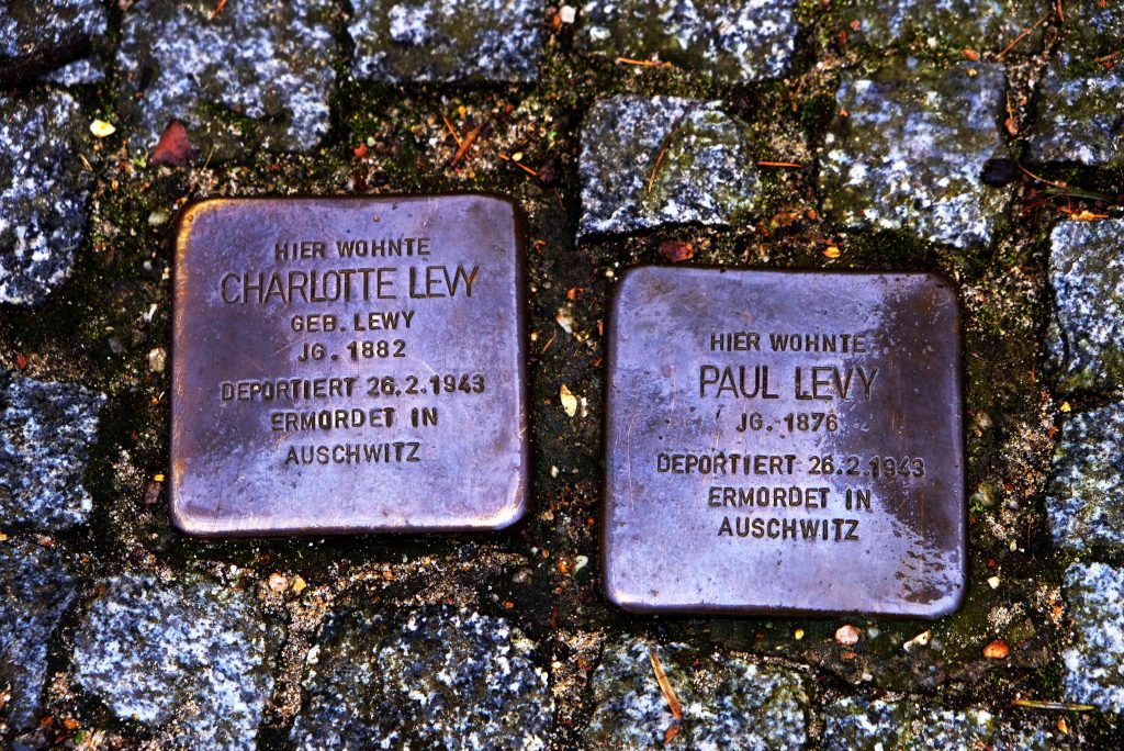 Stolpersteine in Erinnerung an Charlotte und Paul Levy