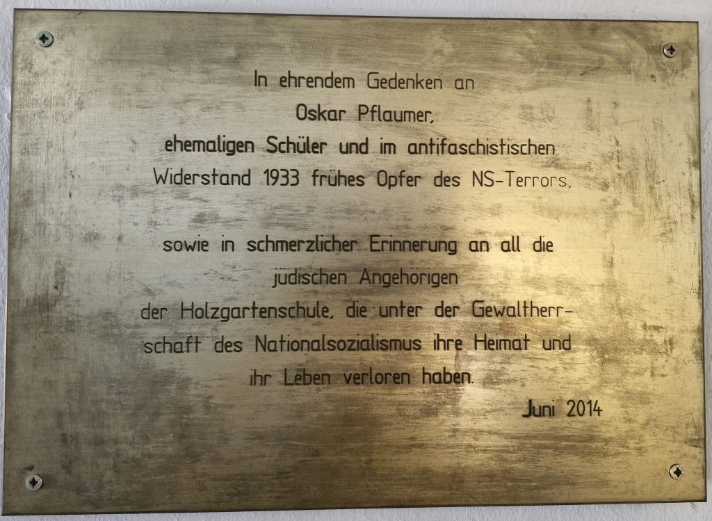 Gedenktafel in der Nürnberger Holzgarten-Grundschule in Erinnerung an an ihren ehemaligen Schüler Oskar Pflaumer