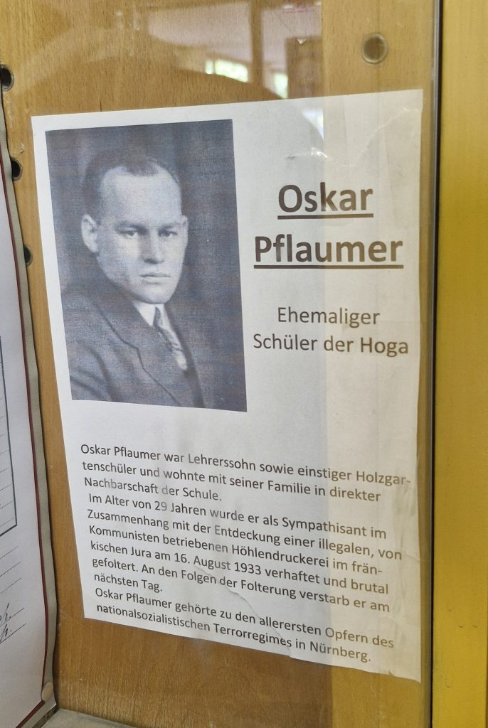 Blick in eine Vitrine der Holzgartengrundschule mit einem Erinnerungsbericht an Oskar Pflaumer