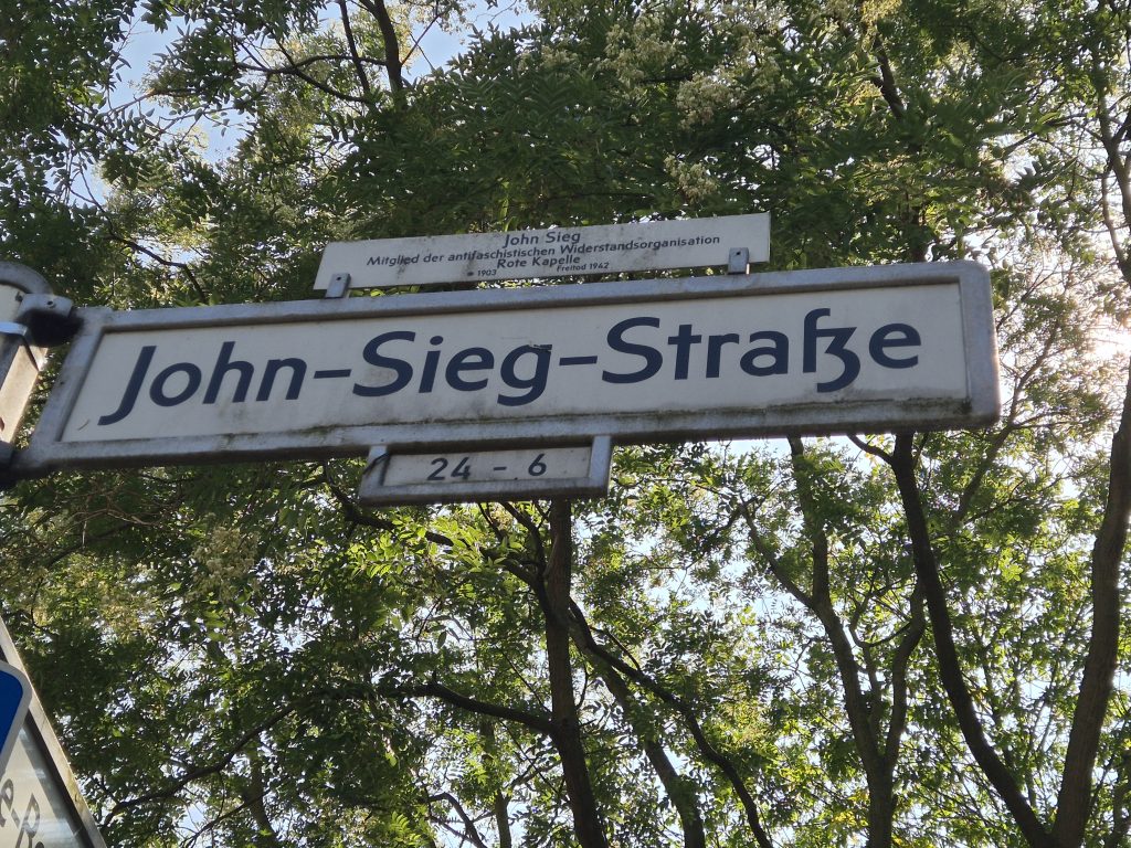 Foto der John-Sieg-Straße, die noch heute im Berliner Stadtteil Lichtenberg an den WIderstandskämpfer erinnert.