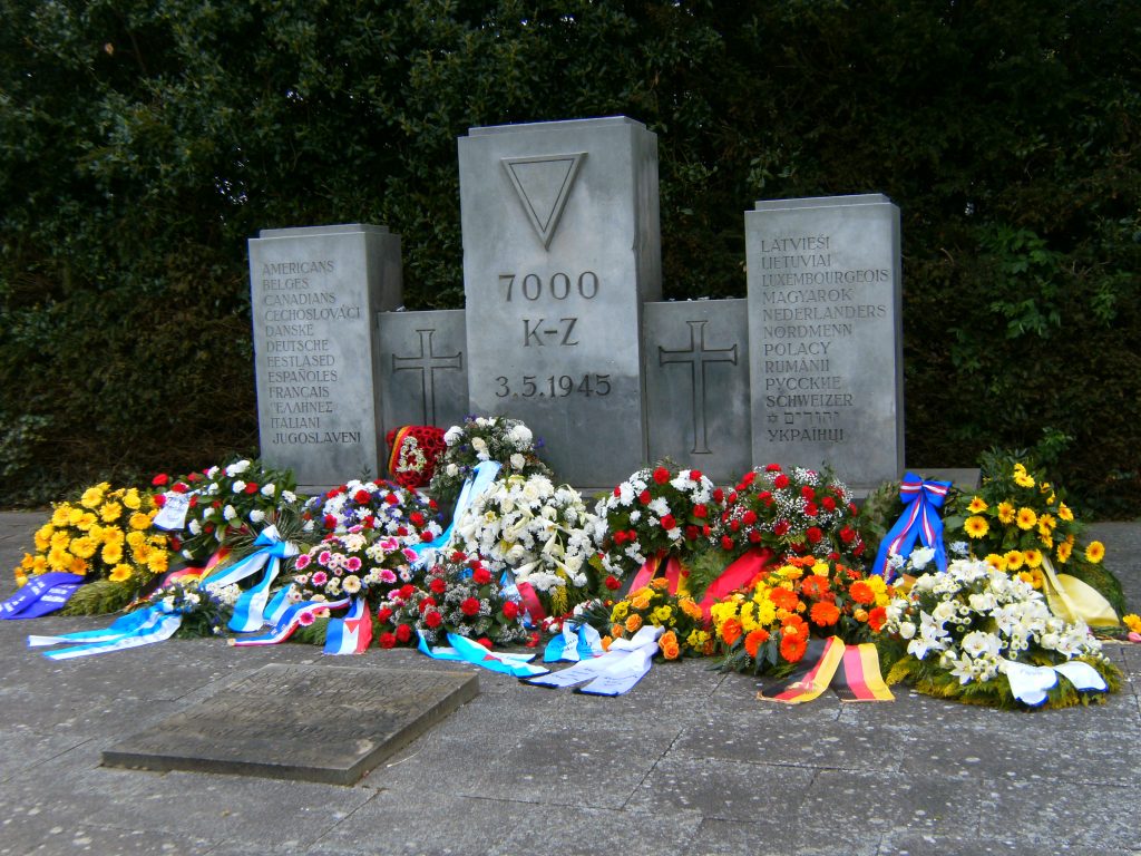 Auf dem Ehrenfriedhof in Neustadt/Holstein erinnert ein Mahnmal an die aus 24 Nationen stammenden Opfer des Angriffs auf die Cap Arcona.