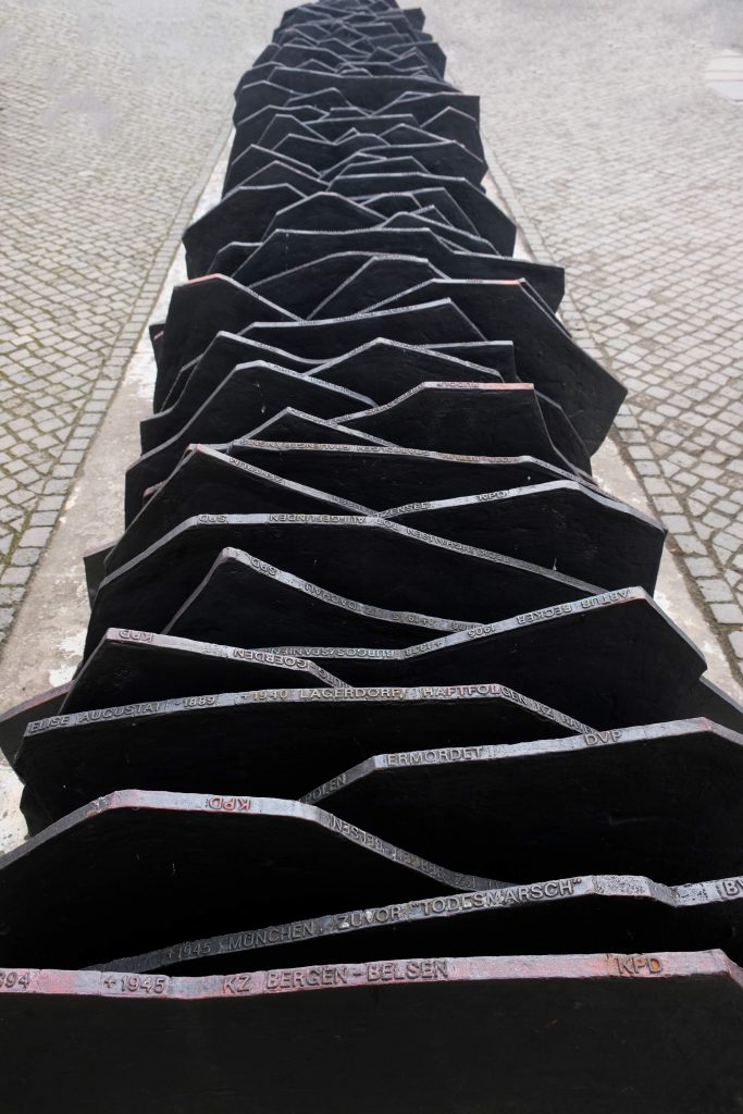 Blick über alle 96 Gedenktafeln für während der NS-Zeit ermordete einstige Reichstagsabgeordnete