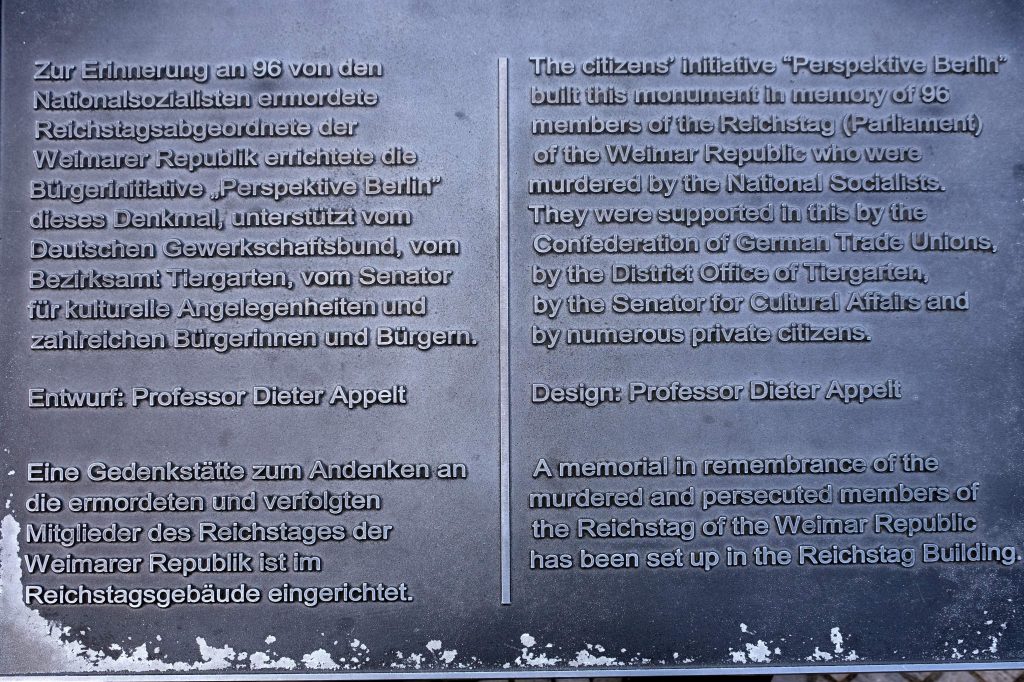 Tafel zur Erklärung der Gedenktafeln vor dem Berliner Reichstag