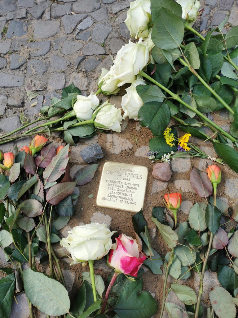 Bild des Stolpersteins für Samuel Finkel bei der offiziellen Verlegung am 11. Juni 2021.