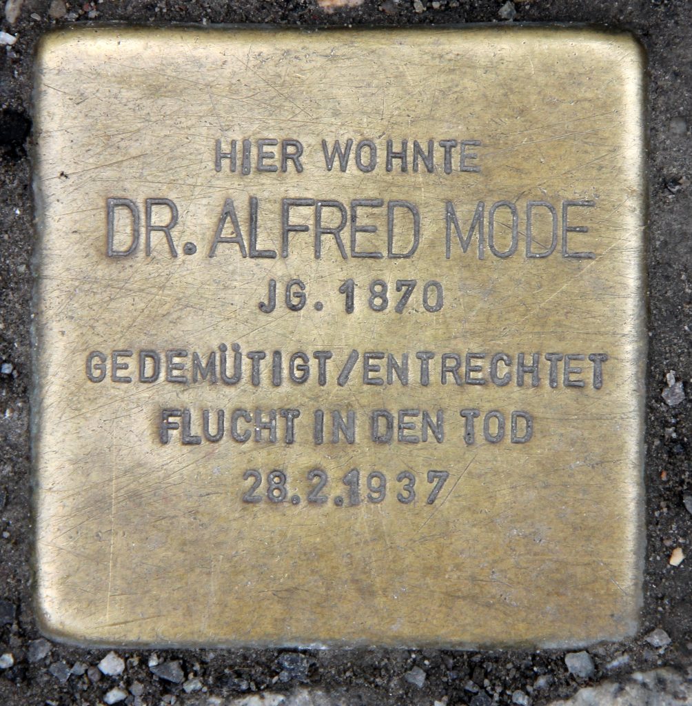 In der Berliner Treskowallee 109 verlegter Stolperstein für Dr. Alfred Mode