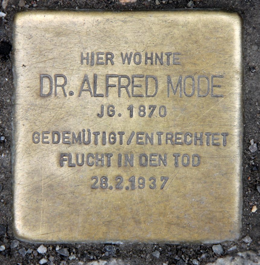 In der Berliner Treskowallee 109 verlegter Stolperstein für Dr. Alfred Mode