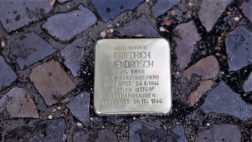 Stolperstein für Friedrich Jendrosch am Tag seiner Verlegung, 8.10.2022
