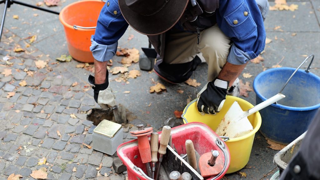 Gunter Demnig verlegt den Stolperstein für Friedrich Jendrosch, 08.10.2022