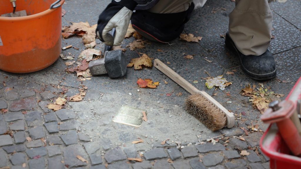 Stolperstein für Friedrich Jendrosch direkt nach seiner Verlegung am 08.10.2022