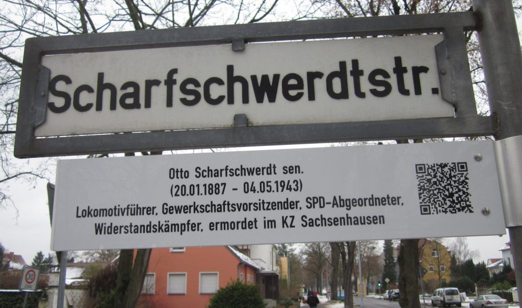 Schild der Straße, die in Erinnerung an den Widerstandskämpfer nach ihm benannt wurde 