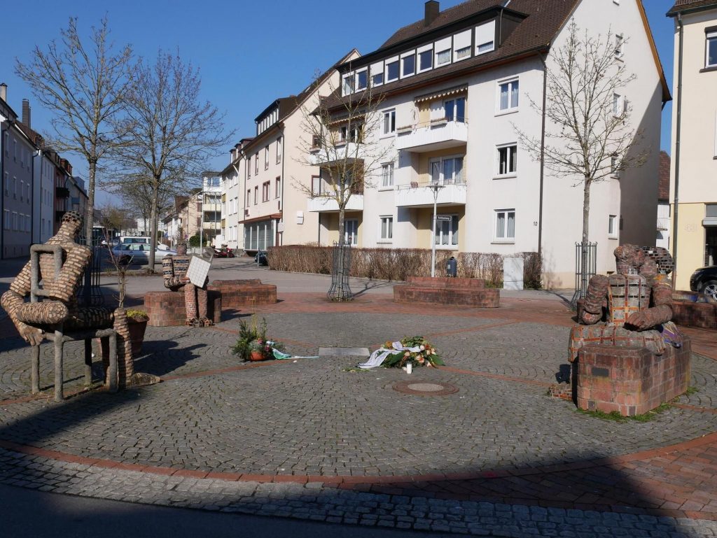 Blick auf den Fridolin-Endraß-Platz an der Ernst-Lehmann-Straße / Hofener Straße.