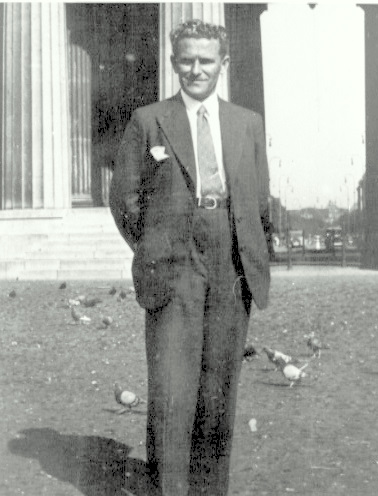 Lorenz Breunig vor dem Brandenburger Tor in Berlin
