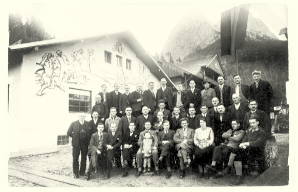 Breunig (1. Reihe mittig) vor dem Seminaraus des EdED in Hammersbach