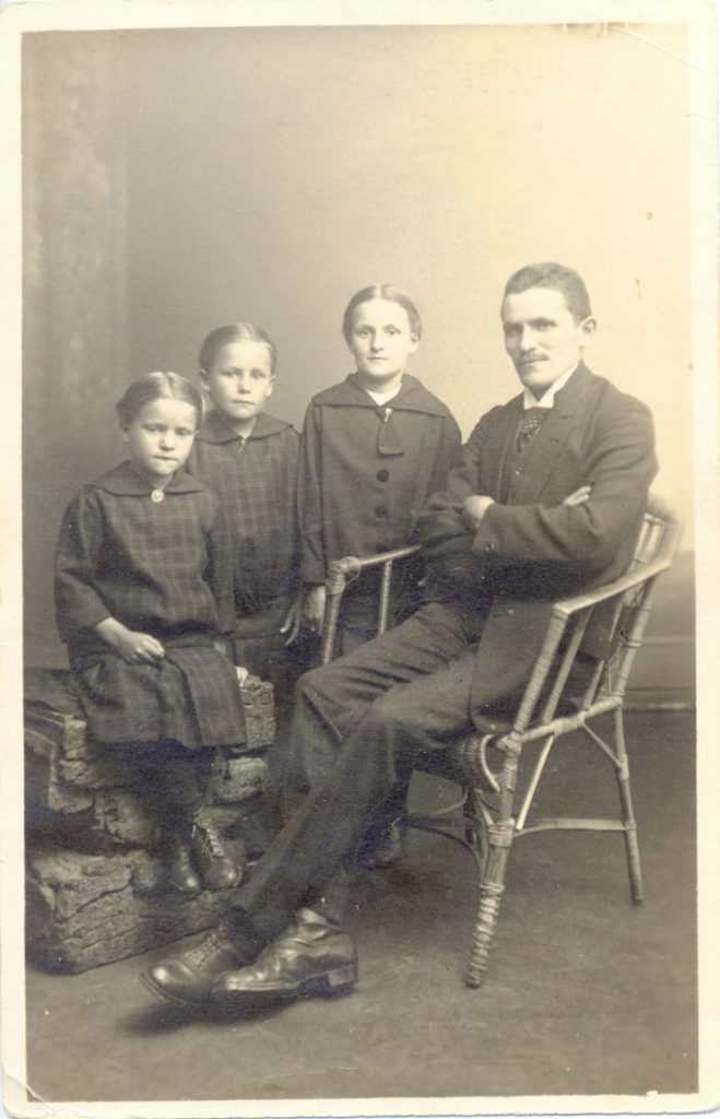Lorenz Breunig mit seinen Kindern Fränze, Paula und Alice, um 1919