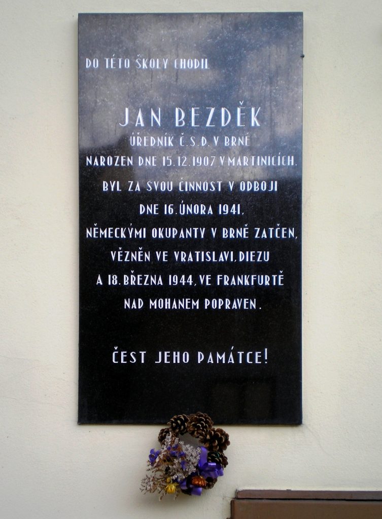 Gedenktafel für Jan Bezděk in der Schule in Martinice