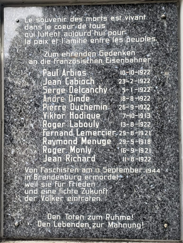 Gedenktafel, die am Gebäude des Brandenburger Hauptbahnhofes an elf hingerichtete französische Eisenbahner erinnert